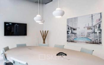 Modern conference room at Bleicherweg 10, Zürich Enge, ideal for companies looking to rent office space with stylish furnishings and ample lighting.